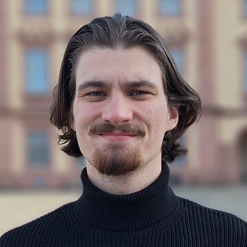 Potrait von Luca Heck vor dem Schloss