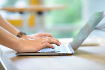 Bild von Händen auf Laptoptastatur