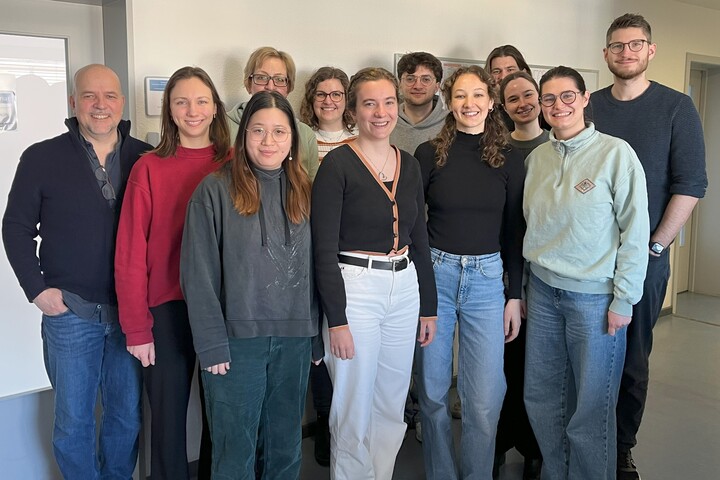 Gruppenbild des Lehrstuhls in einem universitären Gebäude