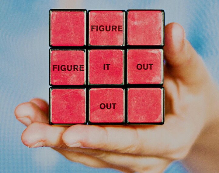 Ein roter Würfel mit der Aufschrift: Figure it out.