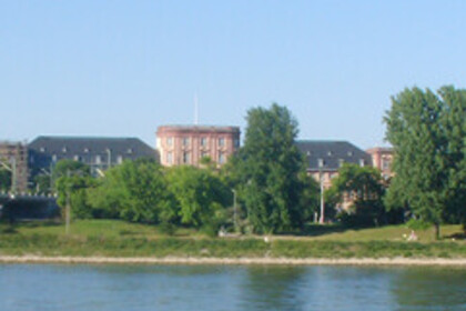 Blick auf Schloss von Rheinufer aus