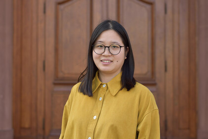 Portrait von Xiaotong Liu vor dem Schloss