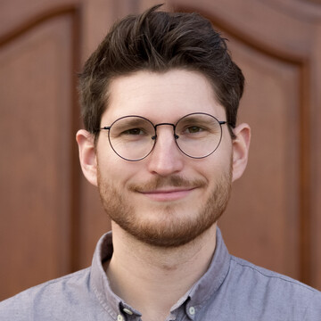 Portrait von Dr. David Izydorczyk vor dem Schloss