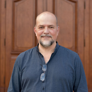 Portrait von Prof. Dr. Arndt Bröder vor dem Schloss