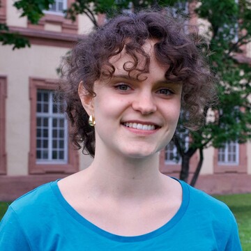 Portrait von Marla Junggebauer vor dem Schloss